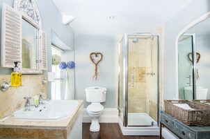 Artículos de tocador gratuitos, secador de pelo, batas, pantuflas