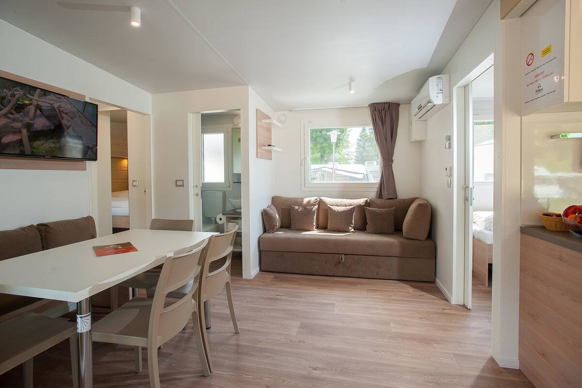 Luksusasuntovaunu, 2 makuuhuonetta, 2 kylpyhuonetta, puutarha-alue | Oleskelualue