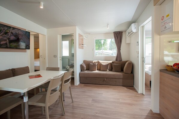 บ้านเคลื่อนที่ลักซ์ชัวรี่, 2 ห้องนอน, 2 ห้องน้ำ, ติดสวน | บริเวณนั่งเล่น
