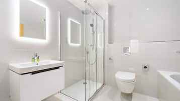 Apartment | Badezimmer | Duschwanne, kostenlose Toilettenartikel, Haartrockner, Handtücher