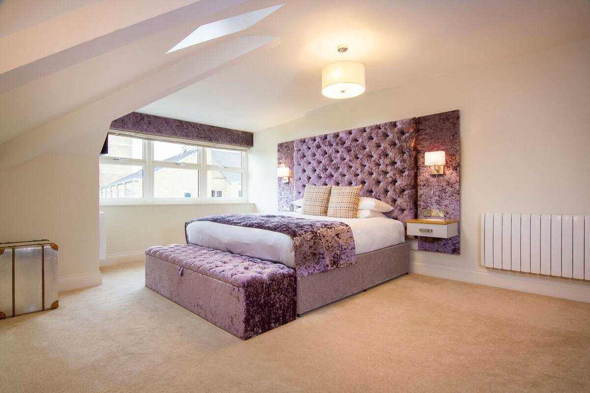 Desk, iron/ironing board, WiFi (free), bed sheets