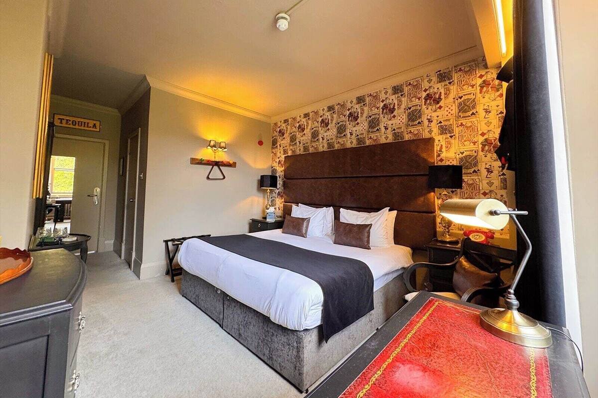 Desk, iron/ironing board, WiFi (free), bed sheets