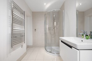 Departamento | Baño | Tina con regadera, amenidades de baño gratuitas, secadora de cabello