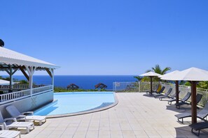 Outdoor pool, pool umbrellas, sun loungers - Le Village Pomme Cannelle (Le Precheur)