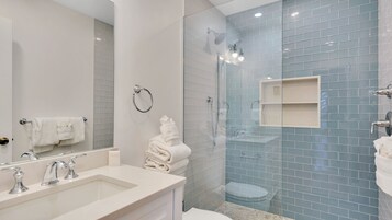 Appartement | Salle de bain | Ensemble douche/baignoire, sèche-cheveux, serviettes fournies