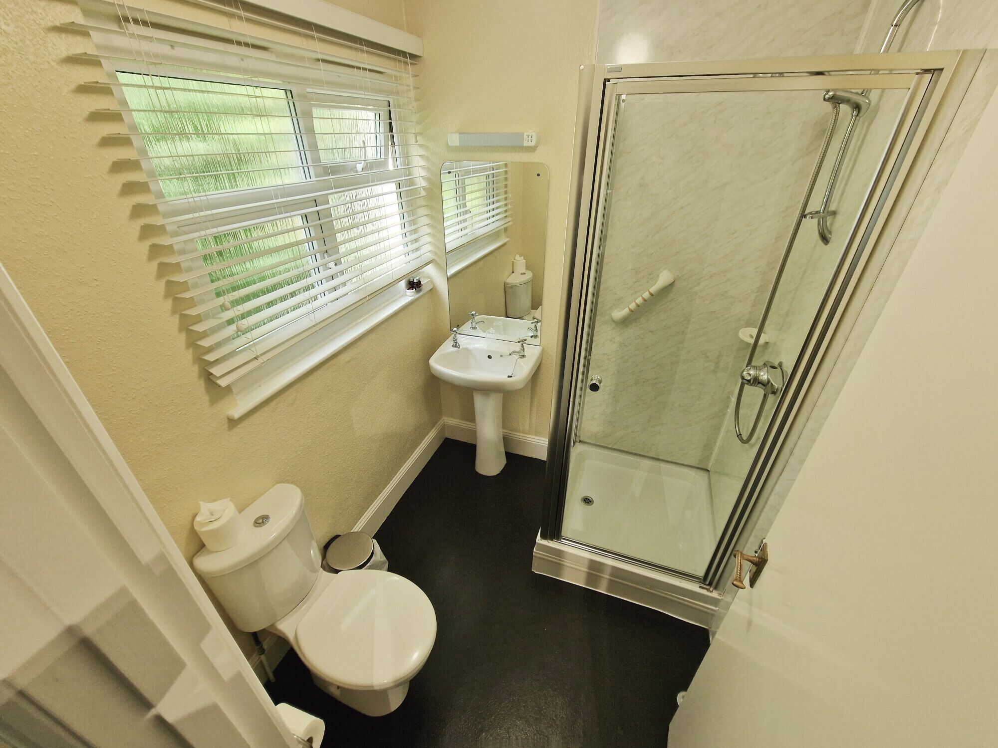 standard single room | bathroom | combined shower/bathtub, free toiletries, hair dryer, towels