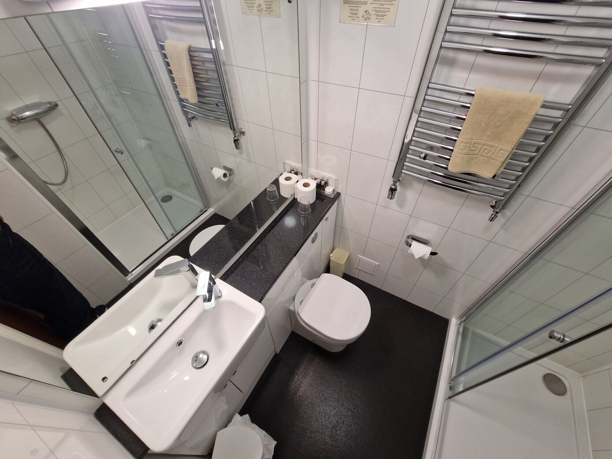 standard single room | bathroom | combined shower/bathtub, free toiletries, hair dryer, towels