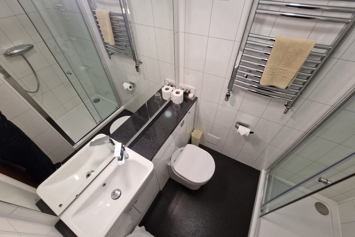 standard single room | bathroom | combined shower/bathtub, free toiletries, hair dryer, towels