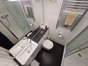 Standardenkeltværelse | Badeværelse | Kombination af bruser/badekar, gratis toiletartikler, hårtørrer