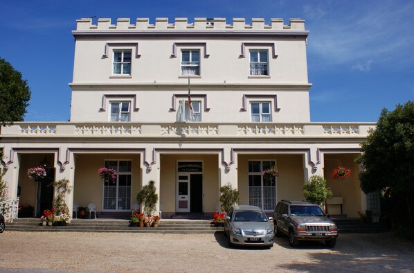 Property entrance - Grange Lodge Hotel (St. Peter Port)