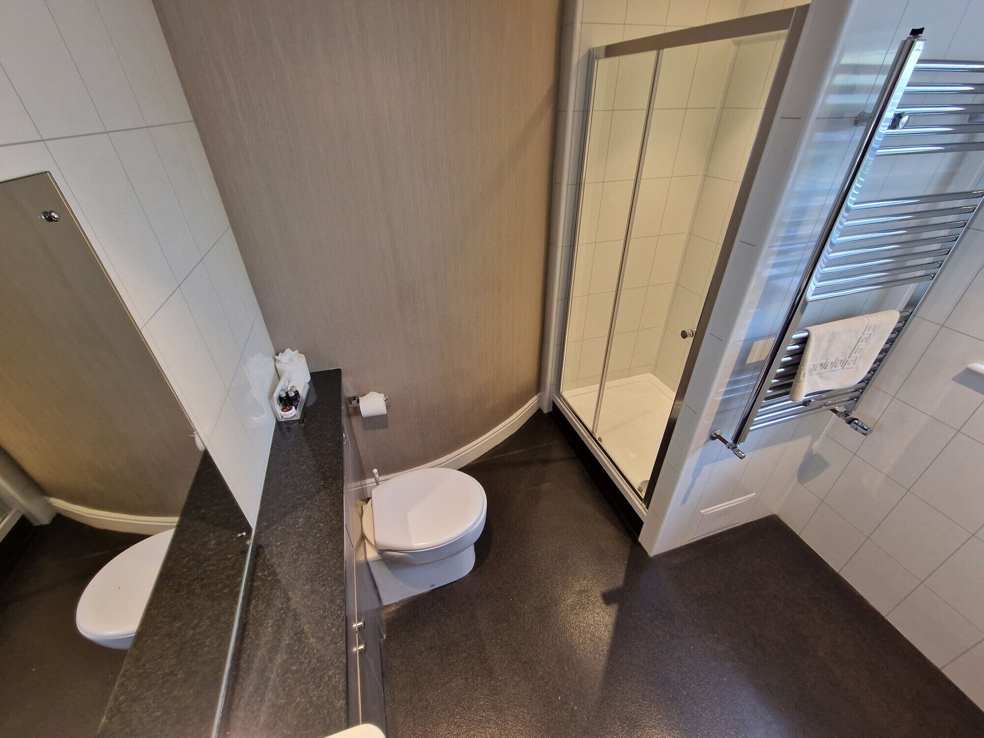standard single room | bathroom | combined shower/bathtub, free toiletries, hair dryer, towels