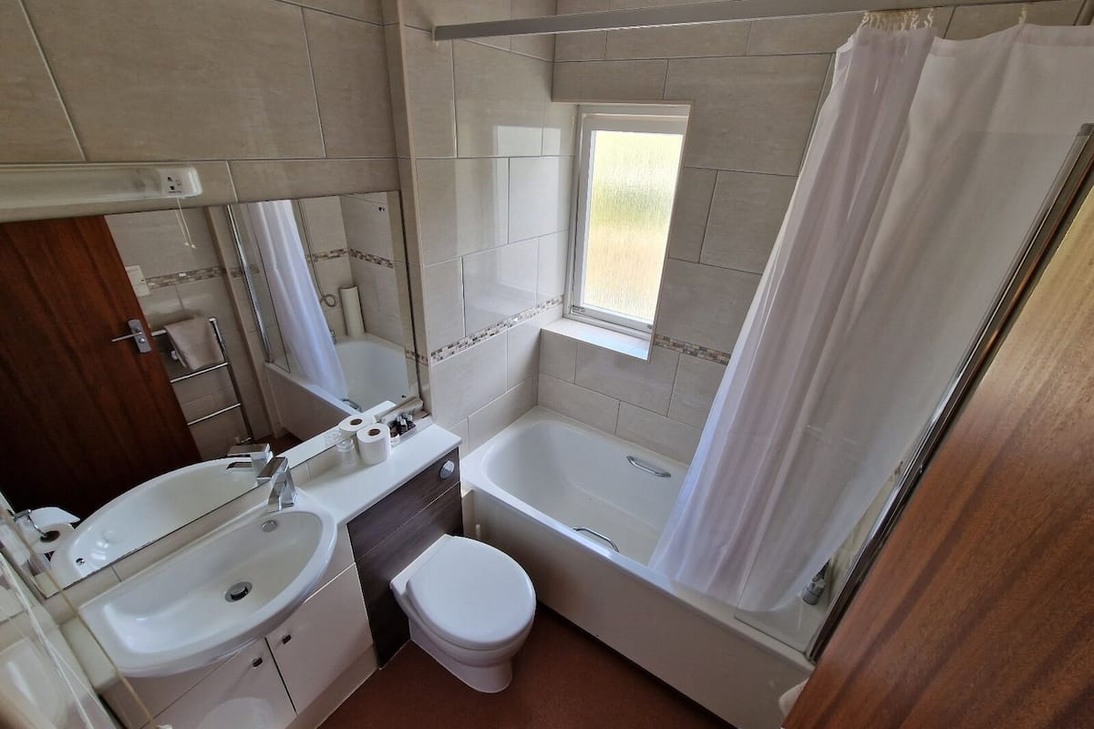 combined shower/bathtub, free toiletries, hair dryer, towels