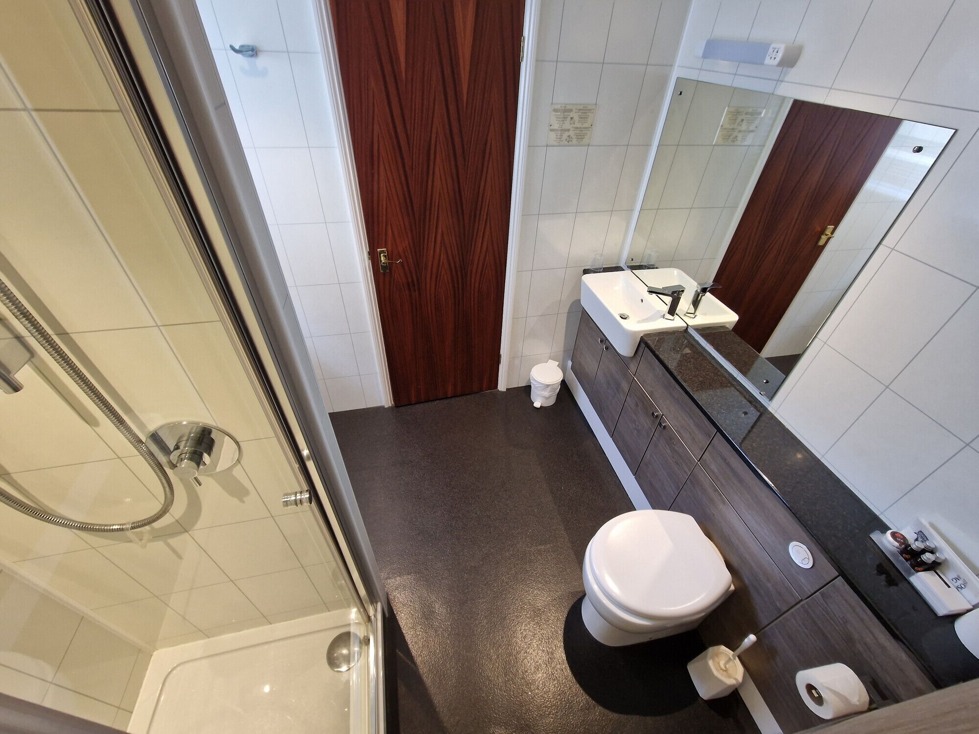 standard single room | bathroom | combined shower/bathtub, free toiletries, hair dryer, towels