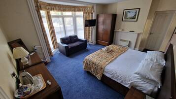 Escritorio, tabla de planchar con plancha y wifi gratis