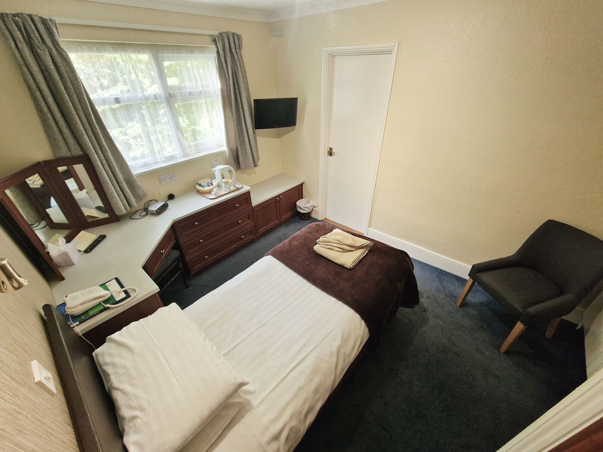 standard single room | desk, iron/ironing board, free wifi