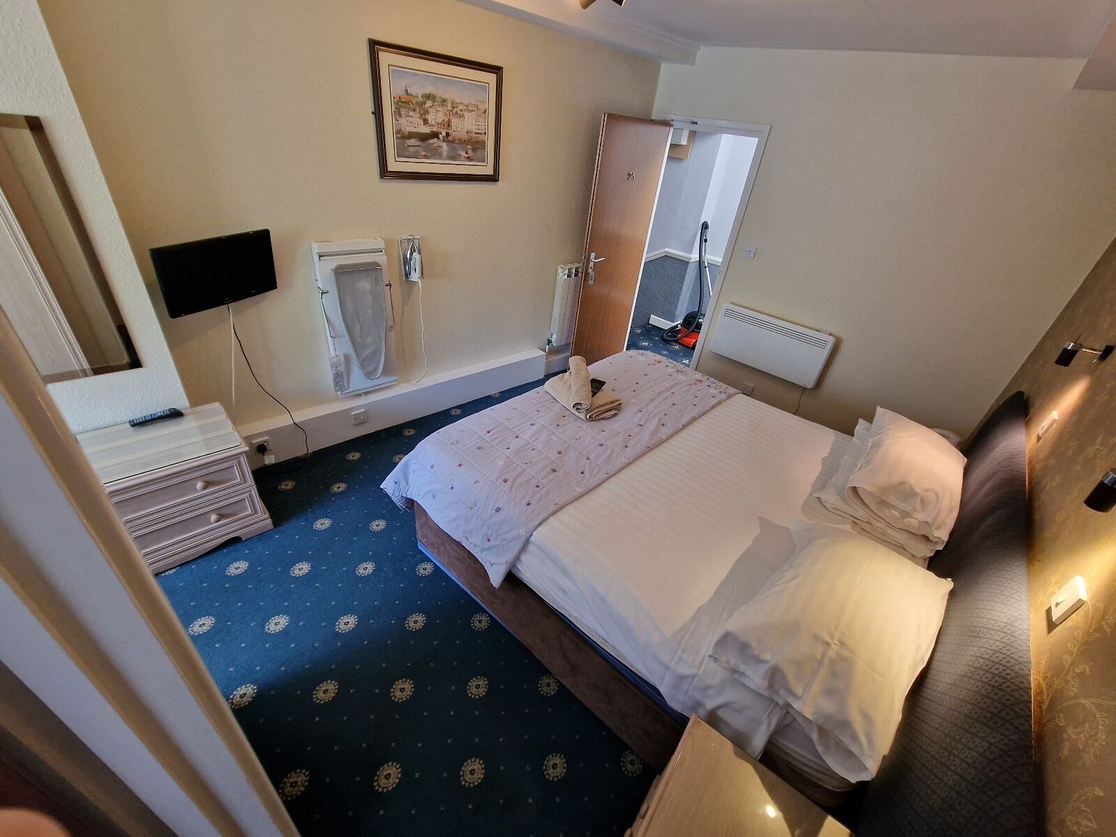 double room single use, 1 king bed | desk, iron/ironing board, free wifi