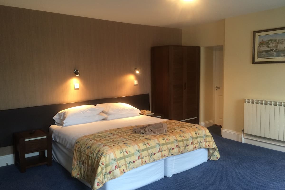 family room, 2 bedrooms | desk, iron/ironing board, free wifi