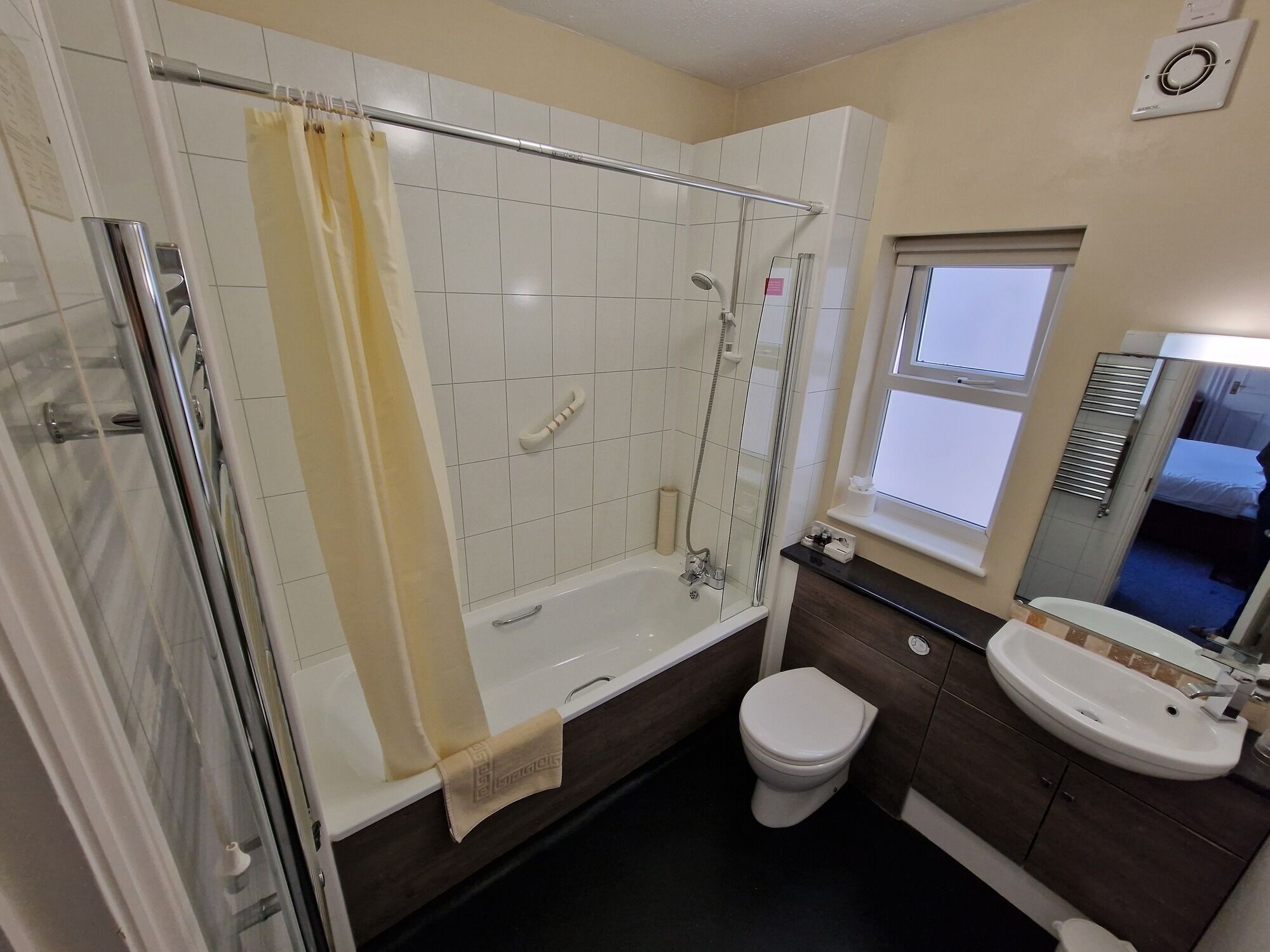 combined shower/bathtub, free toiletries, hair dryer, towels