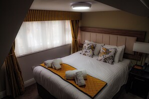 Classic-Doppel- oder -Zweibettzimmer, 1 King-Bett, Stadtblick | Schreibtisch, Bügeleisen/Bügelbrett, kostenloses WLAN, Bettwäsche