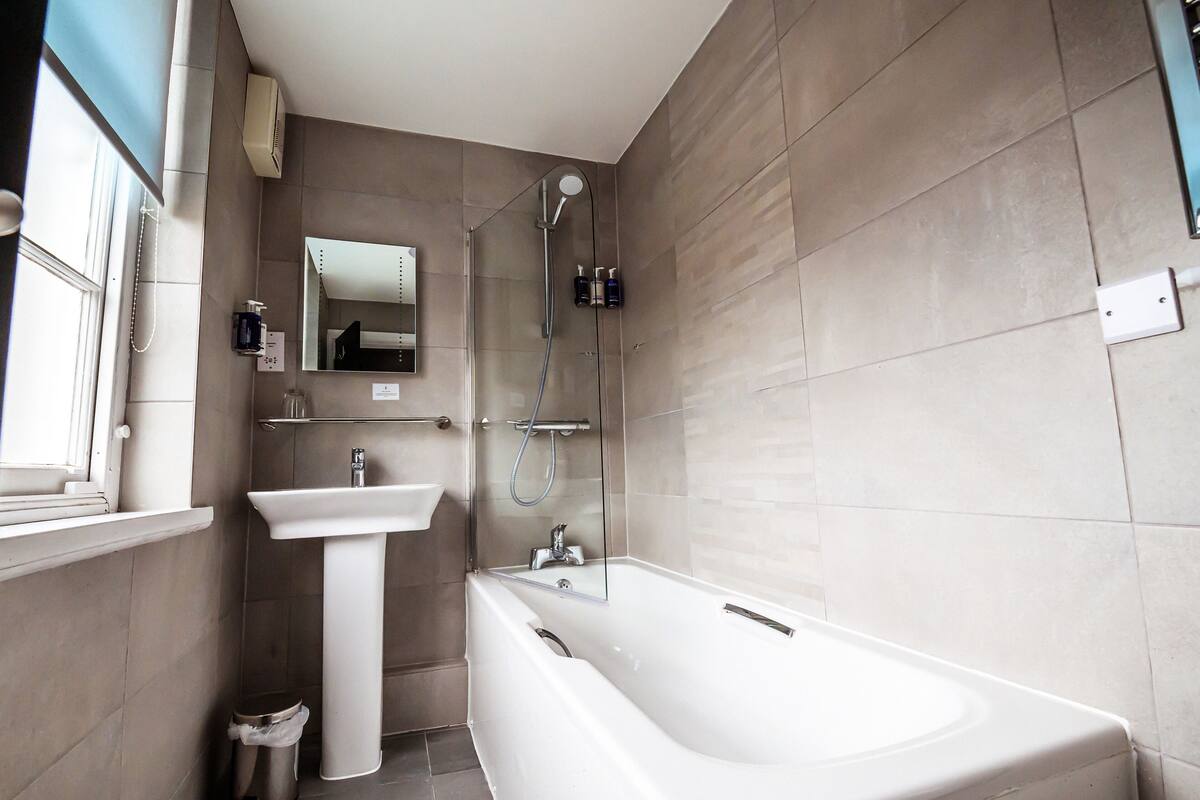 classic single room, 1 single bed, city view | bathroom | designer toiletries, hair dryer, towels