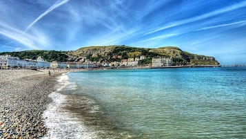 Una playa cerca