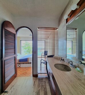 Bañera con ducha, secador de pelo, toallas, jabón