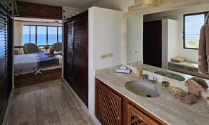 Attico familiare | Bagno | Combinazione doccia/vasca, asciugacapelli, asciugamani, sapone