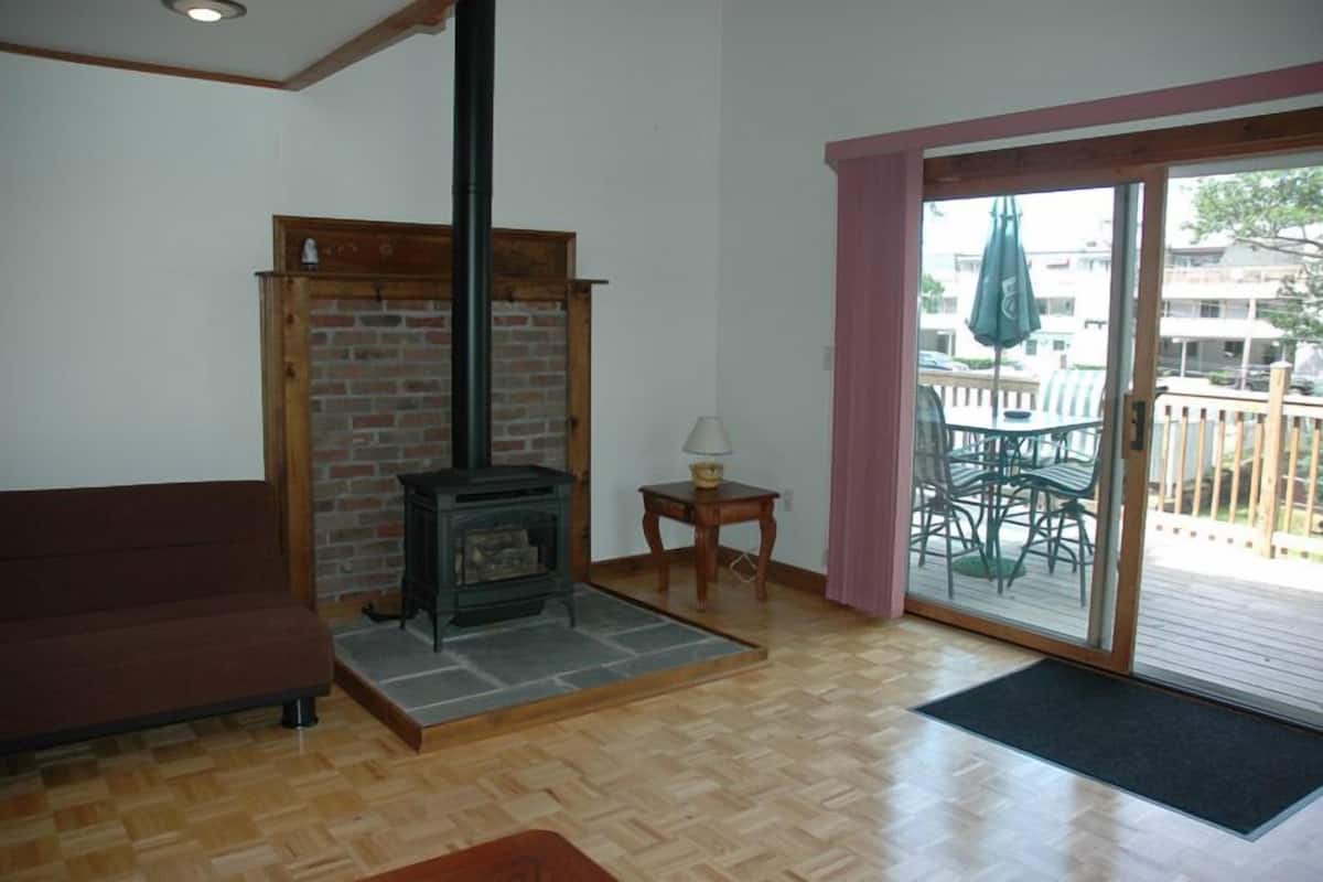 Cottage Premium, 2 chambres, cuisine, vue lac | Salle de séjour | Télévision à écran plat