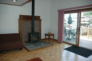 Living room - Channel Watefront Cottages (Laconia)