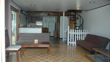 Cottage Premium, 2 chambres, cuisine, vue lac | Salle de séjour | Télévision à écran plat