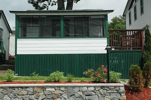 Premium Cottage, 2 Bedrooms, Porch, Kitchen | Iron/ironing board, free WiFi, bed sheets