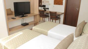 Minibar, caja de seguridad en la habitación y escritorio