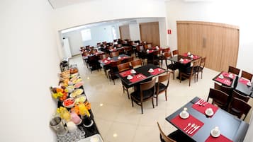 Café da manhã com buffet grátis todos os dias