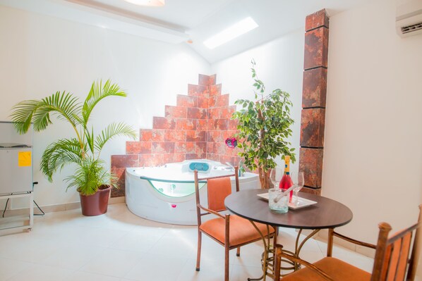 Safe på rommet, skrivebord, wi-fi (inkludert) og sengetøy