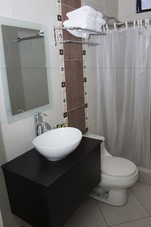 Suite – superior, 1 queensize-seng, tilgjengelighetstilpasset, spabadekar | Bad | Dusj, hårføner og håndklær