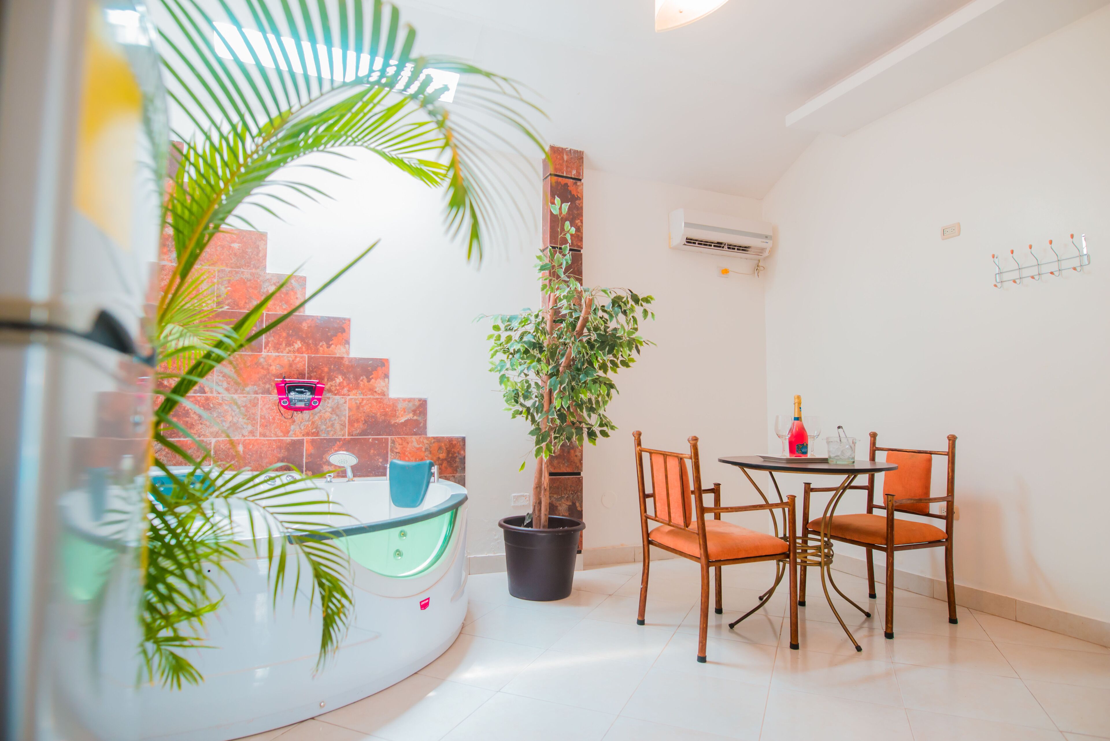 Superior-Suite, 1 Queen-Bett, barrierefrei, Whirlpool | Zimmersafe, Schreibtisch, kostenloses WLAN, Bettwäsche