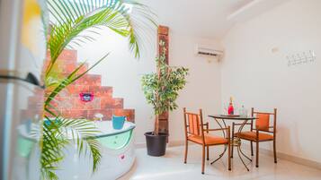 Superior-Suite, 1 Queen-Bett, barrierefrei, Whirlpool | Zimmersafe, Schreibtisch, kostenloses WLAN, Bettwäsche