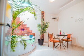 Superior Suite, 1 Queen Bed, Accessible, Hot Tub | In-room safe, desk, free WiFi, bed sheets - Presidente Beach (Salinas)