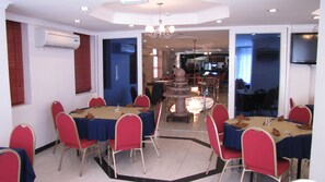 Café da manhã, almoço e jantar; culinária indiana 