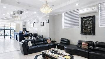 Coin salon dans le hall