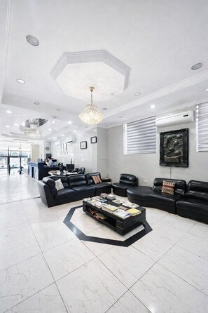 Área de estar no saguão