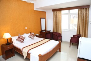 Escritorio, espacio para trabajar con laptop y cortinas blackout 