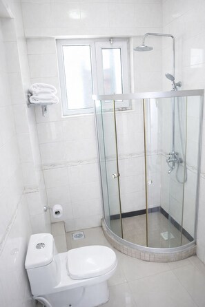 Shower, rainfall showerhead, free toiletries, slippers - Rainbow Hotel (Dar es Salaam)