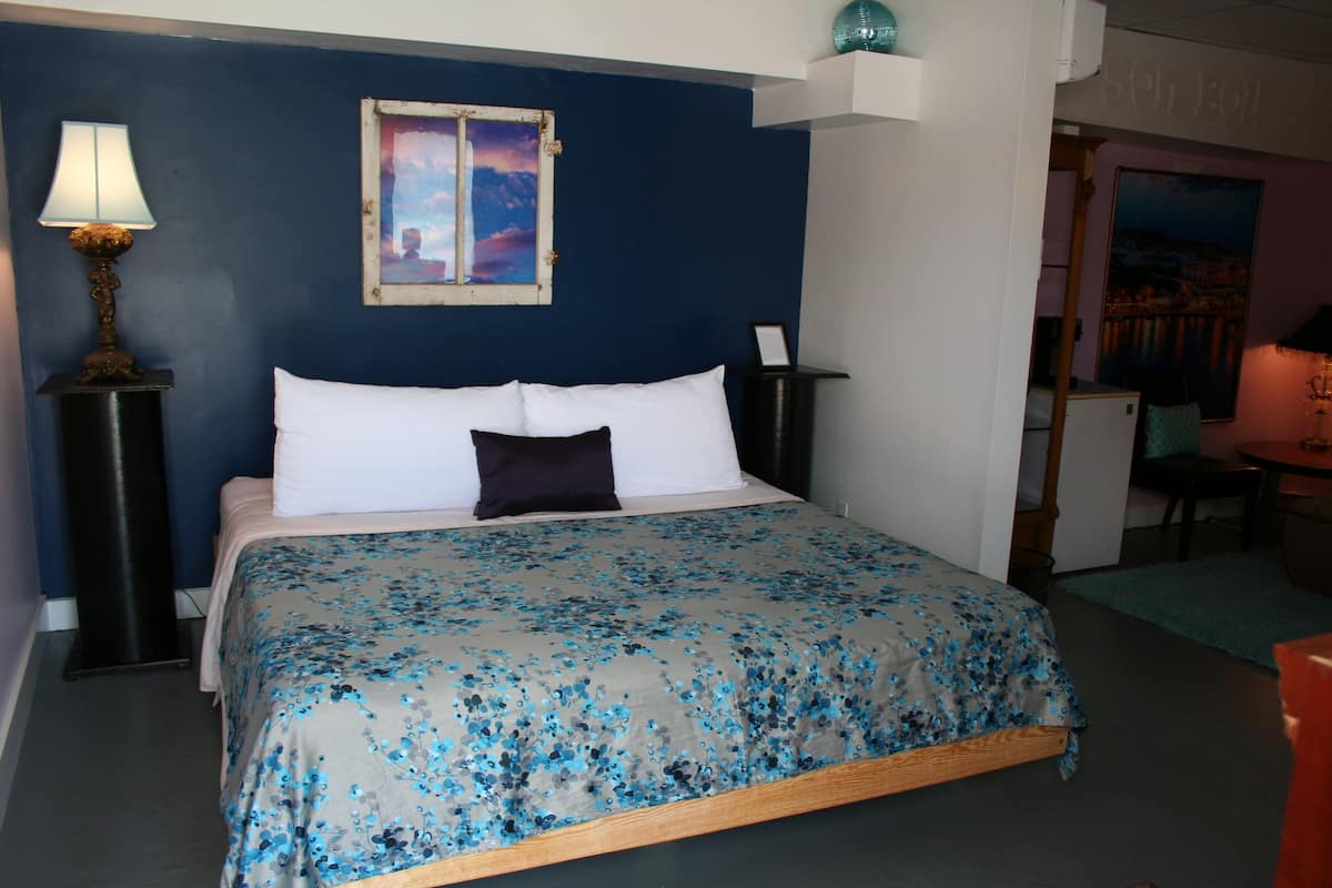 Elite Suite, 1 King Bed, City View, Corner | Premium bedding, pillowtop beds, individually decorated