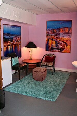 Suite Elite, 1 llit de matrimoni gran, vistes a la ciutat, cantonada | Sala d'estar | Televisor de pantalla plana de 32 polzades amb canals per satèl·lit 