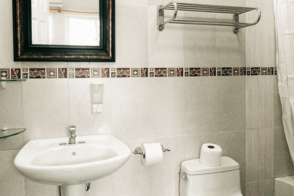 Ducha, artículos de tocador gratuitos, toallas