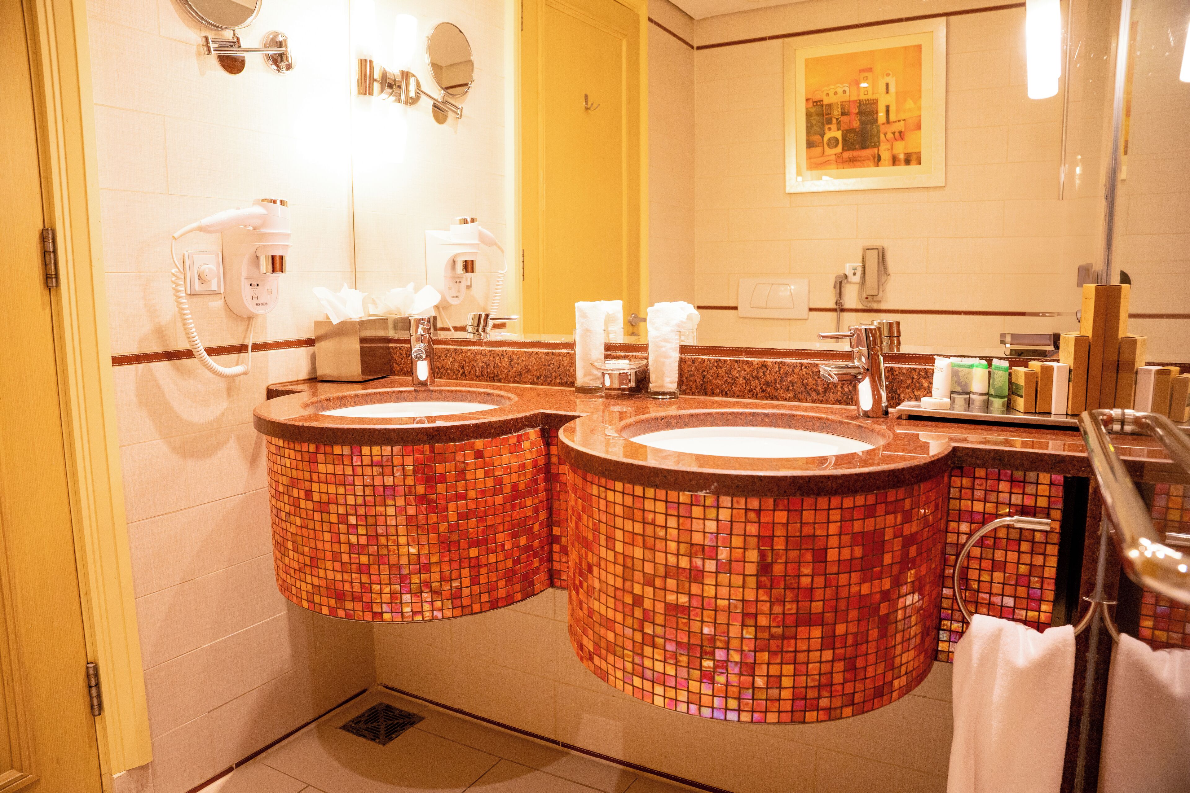 Minibar, caja de seguridad en la habitación y escritorio 