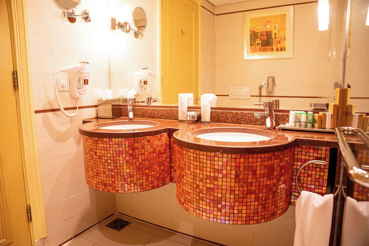 Minibar, safe på rommet, skrivebord og lydisolert