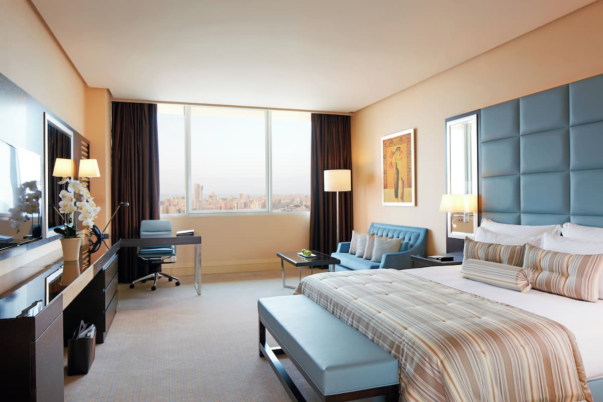 Minibar, caja de seguridad en la habitación y escritorio