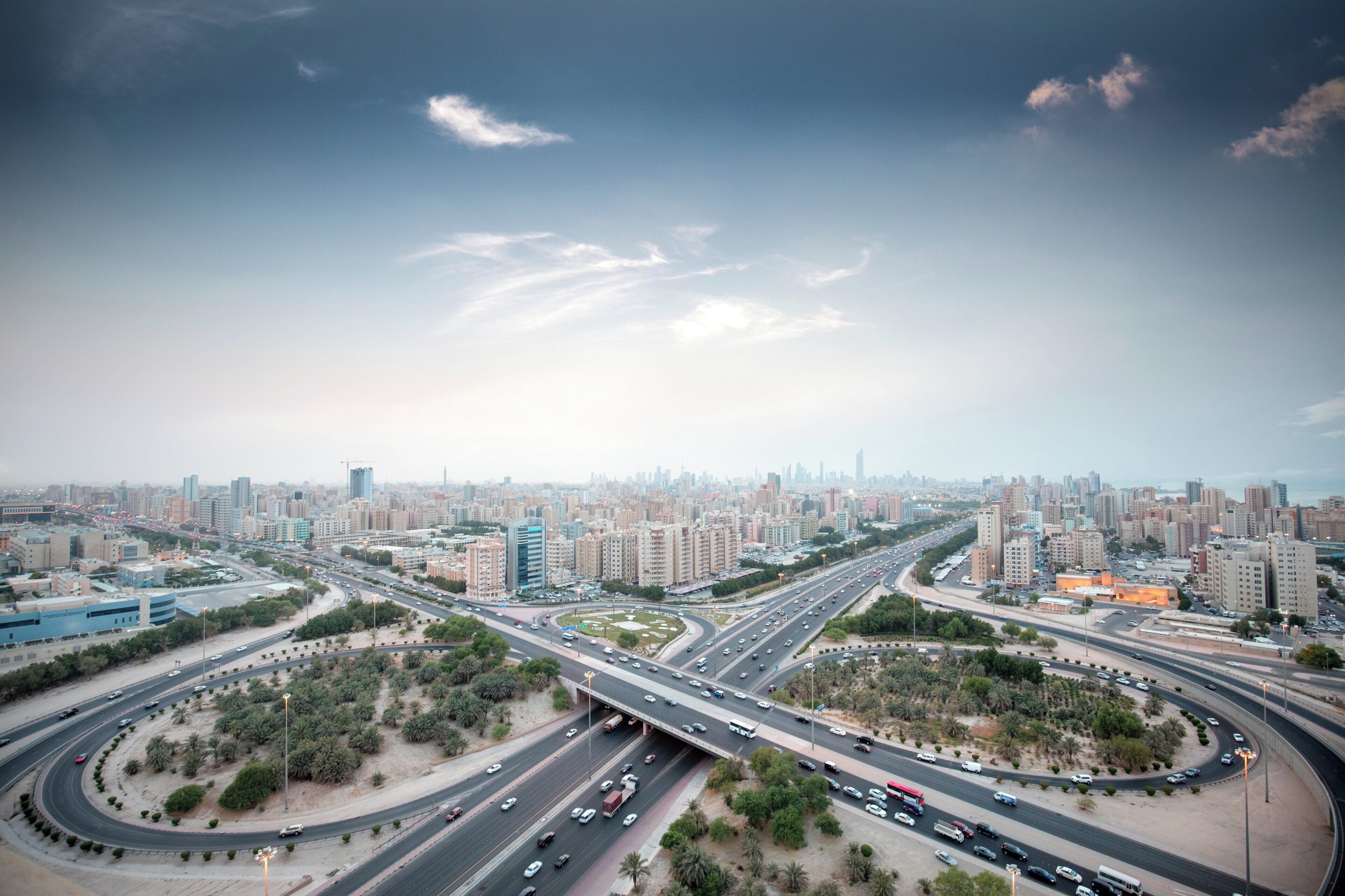 Un paisaje urbano con un intercambio de autopistas y edificios circundantes.